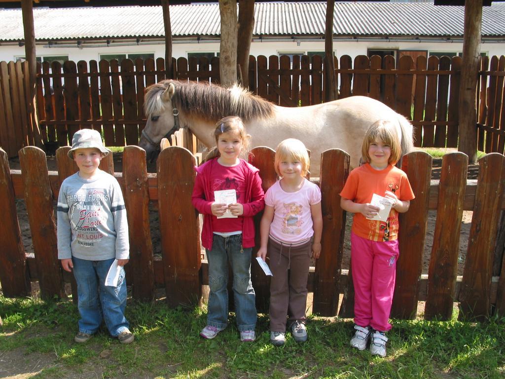 Zoopark Zelcin Villa Mělník Exteriör bild