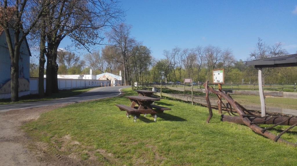 Zoopark Zelcin Villa Mělník Exteriör bild