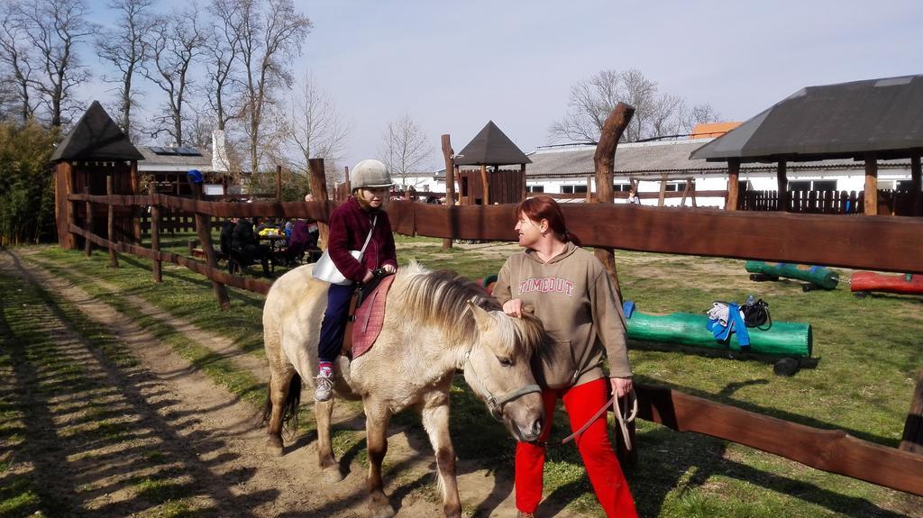Zoopark Zelcin Villa Mělník Exteriör bild